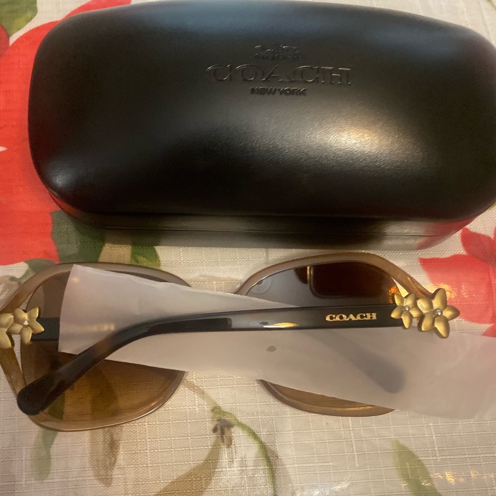 Coach - Picture 3 of 7